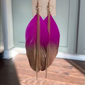 Hot Pink and Gold Gradient Feather Earrings
Size: 5.2" drop with chain